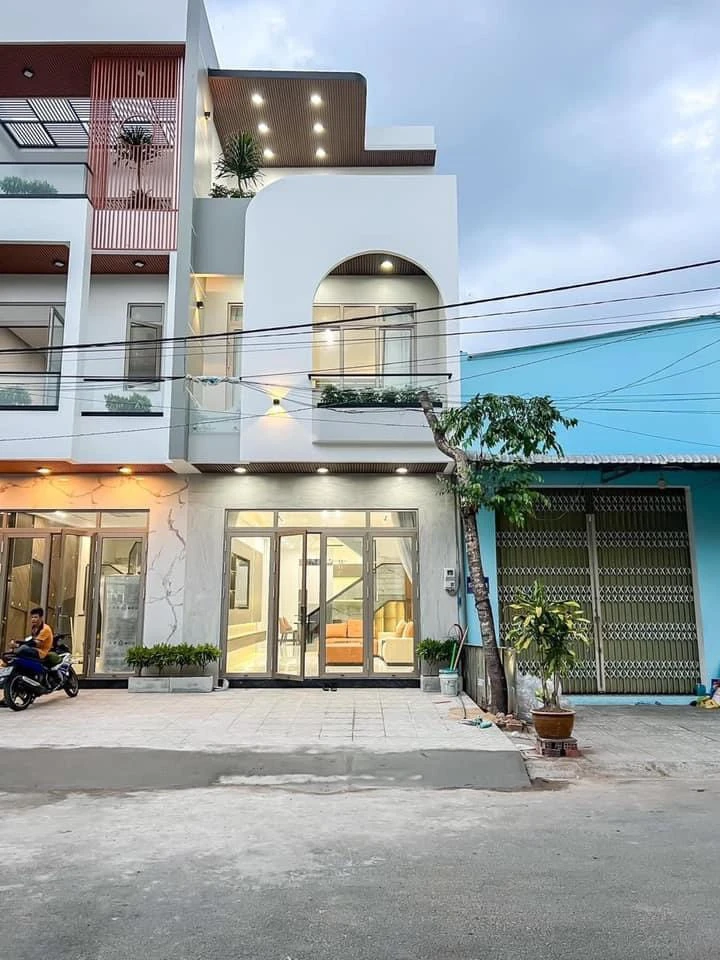 Chính chủ bán nhà phố 3 tầng – 68m² – mặt tiền QL1A, TP. Tân An – SHR – giá chỉ 2 tỷ