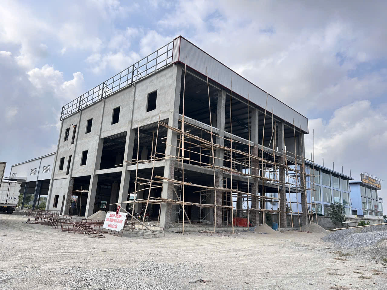 CHO THUÊ/HỢP TÁC] MẶT BẰNG VÀNG 2.800M2 – CỬA NGÕ TP. NINH BÌNH – SẴN SHOWROOM 3 TẦNG