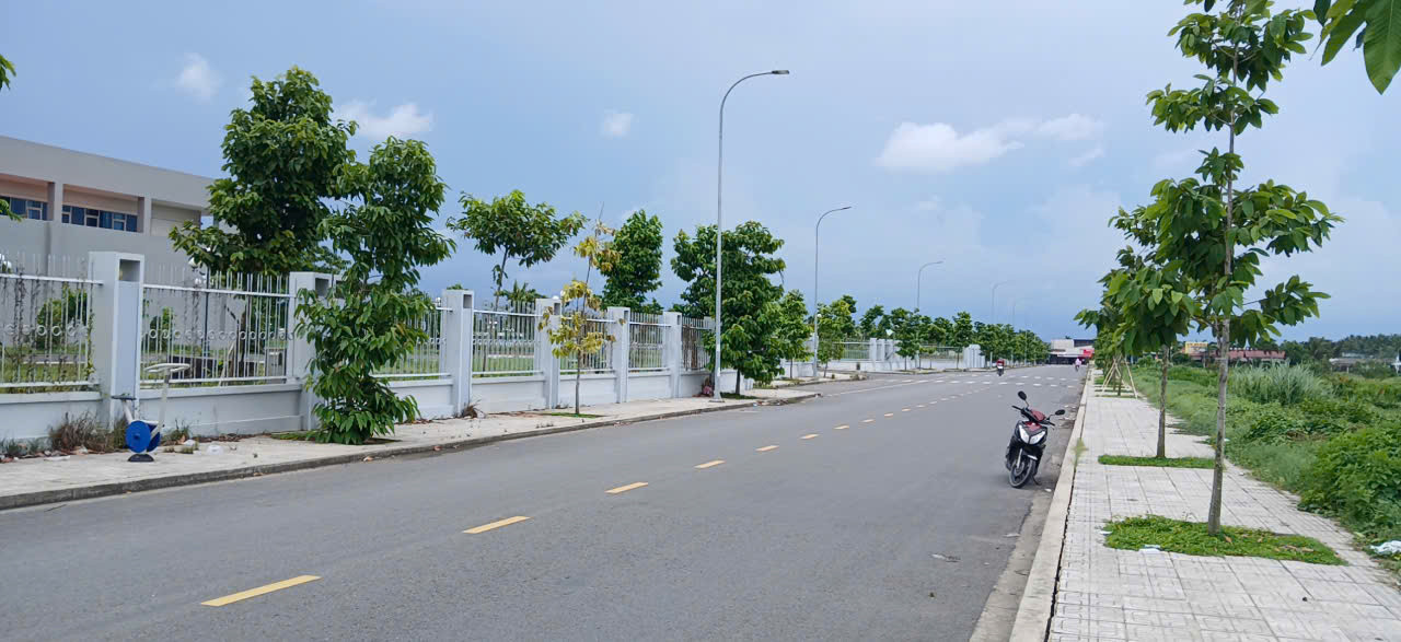 Nhà mới đẹp lung linh. Ngay phía sau BVĐK Tiền Giang mới. TPMỹ Tho. Có sân ô tô 7 chỗ.