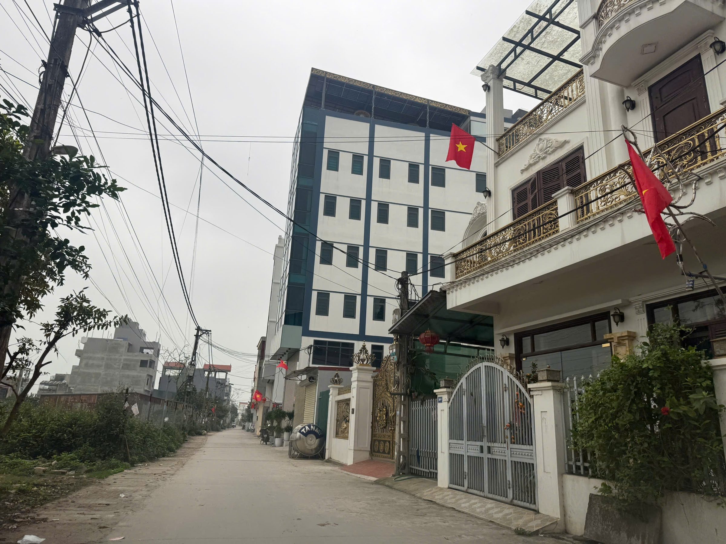 Chính chủ cho thuê 1100m2 sẵn kho 350m2 + 750m2 đất trống đã san phẳng sạch sẽ.