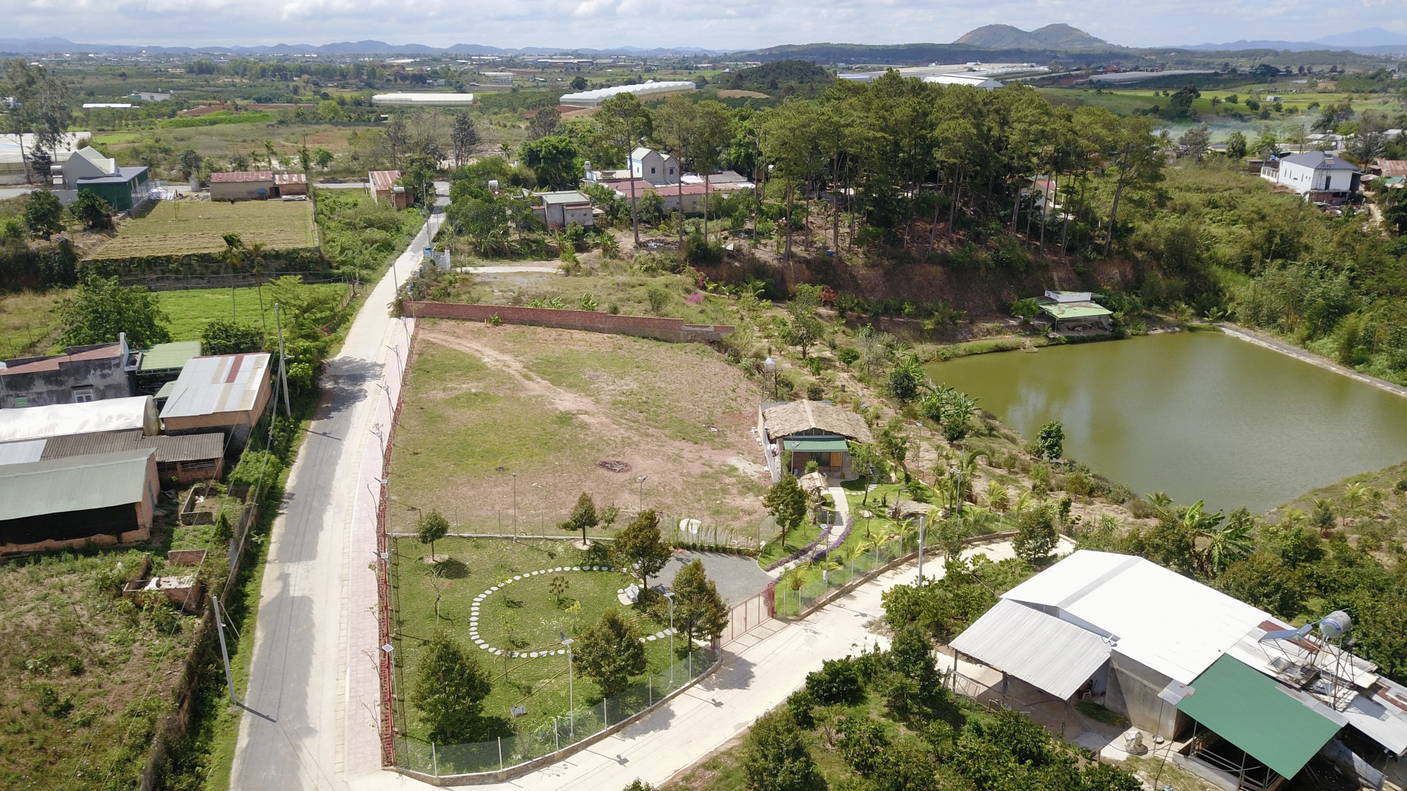 Nhà Vườn View Hồ Thổ cư. Cận ngay sân bay Liên Khương. 1000m2
