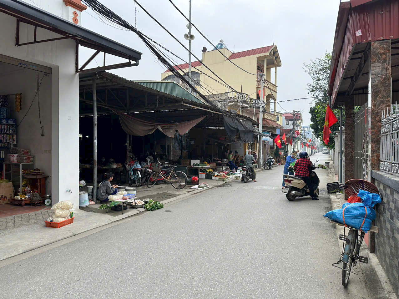 Bán Nhà 3 Tầng có dòng tiền năm 100 - 120tr gần vin Cổ loa