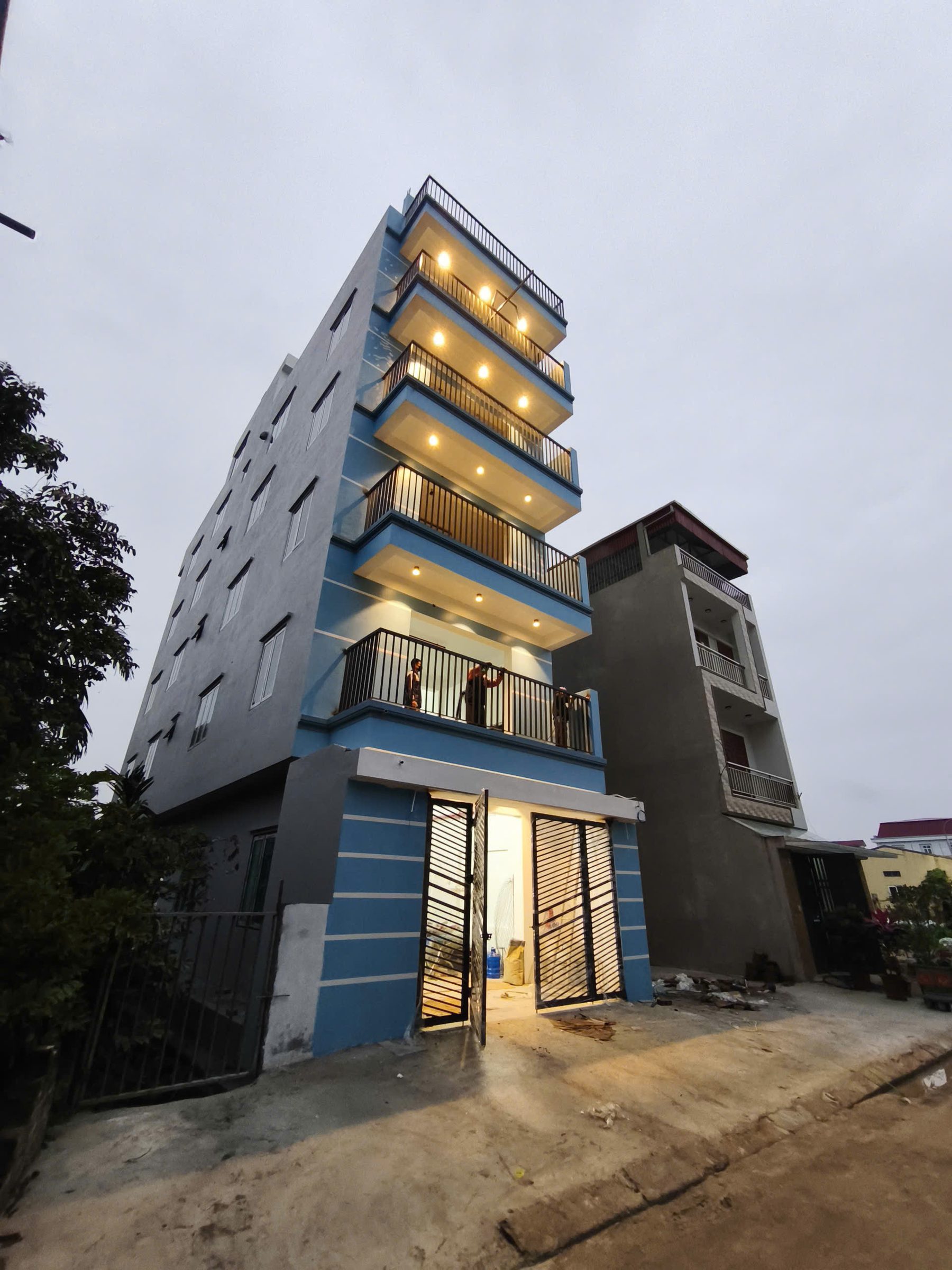 Cho thuê nhà 120m2 x 5 tầng 1 tum làm văn phòng, trung tâm giáo dục....gần ngã tư thị trấn Sóc Sơn.