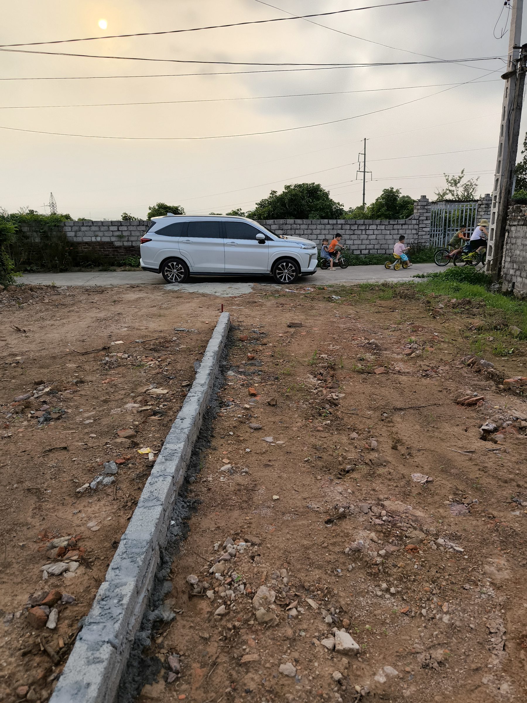 Chỉ 2 tỷ có 180m2 đất full thổ cư.
Đất có sổ đỏ,đối diện công viên, gần trường học, chợ, bệnh viện và khu thương mại.
Đường ô tô 9m , cách 100m ra đường 36m m
Phù hợp ở,làm VP, nhà hàng.
LH 097 973 3536