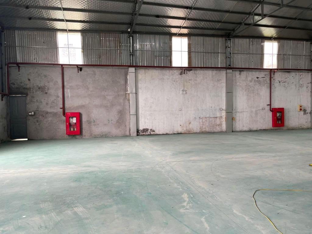 cho thuê xưởng , mặt bằng kinh doanh tại đường quốc lộ 32 đoạn Bà Vì, Hà Nội. Diện tích 1300m2 trong đó có nhà 100m*3 tầng