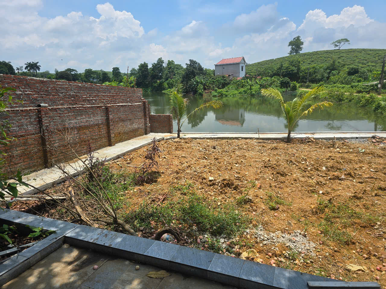 Chính chủ cần bán nhà khuôn viên đẹp bám ao, view núi, tiện cho nghỉ dưỡng