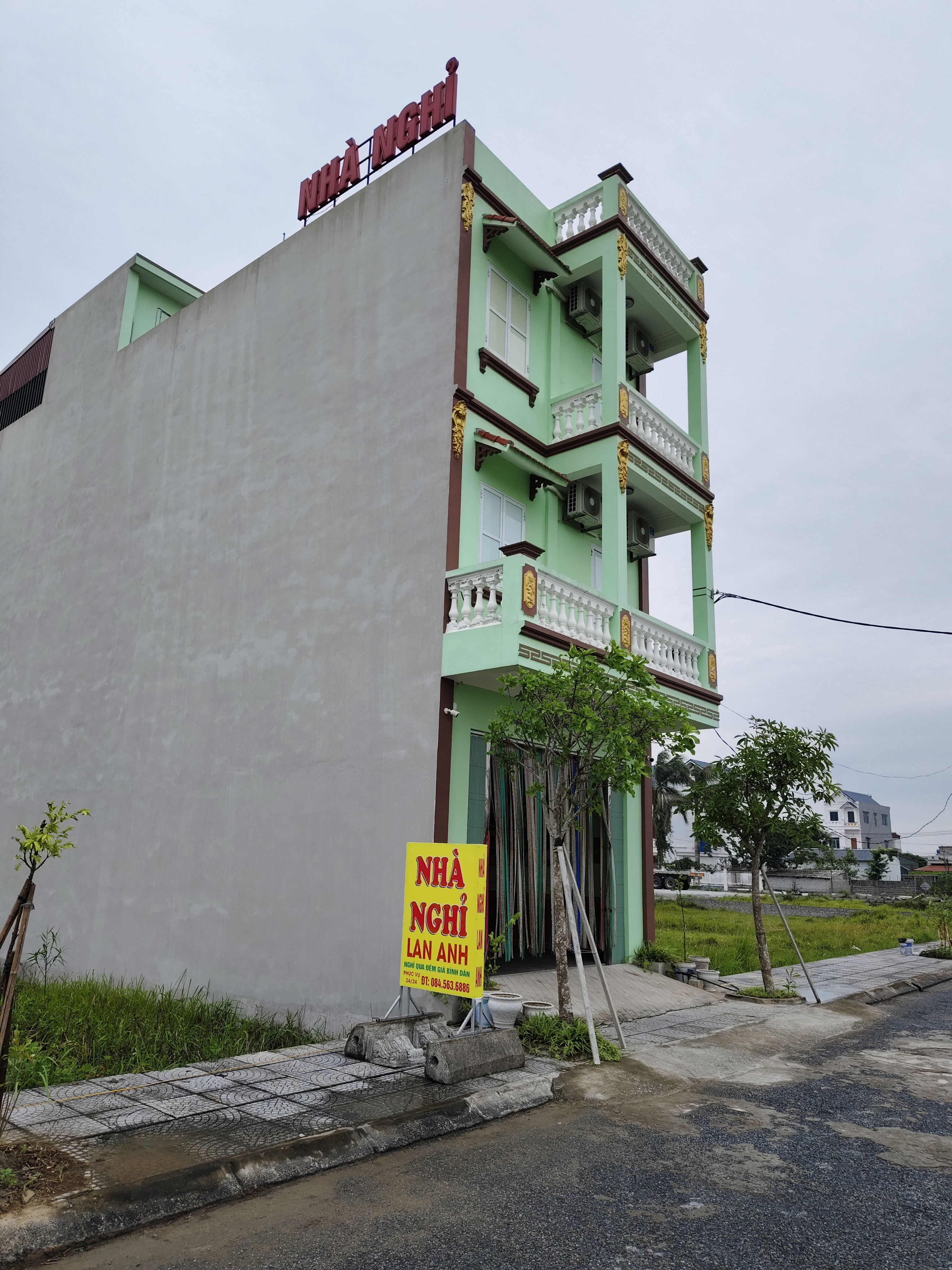Nhà nghỉ đang kinh doanh khách đông. Phòng ốc sạch sẽ còn mới.do tuổi cao muốn sang nhượng cho người có duyên