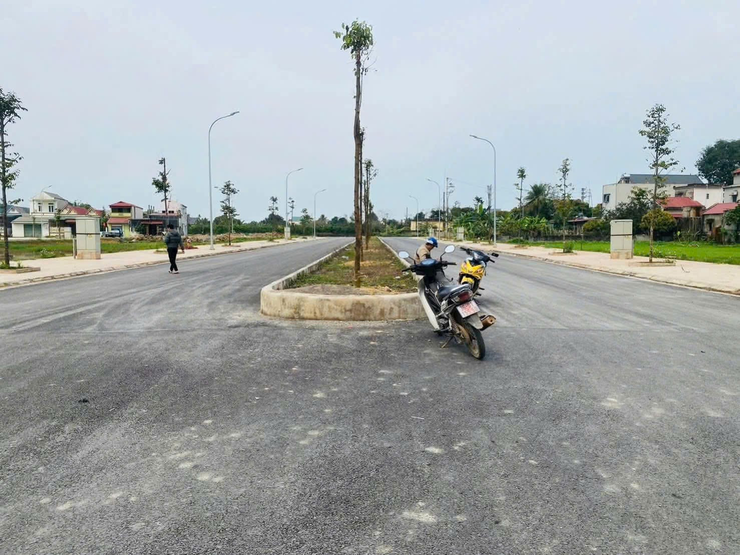 Chính chủ gửi 2 lô liền kề đường đôi, đối diện công ty