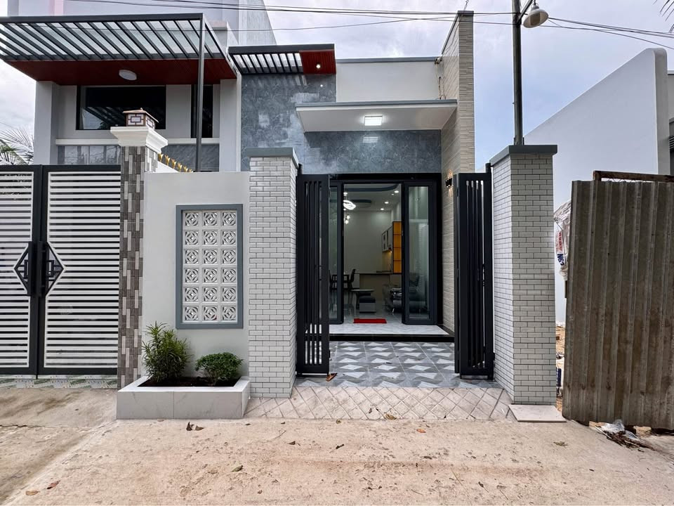 Nhà mới sang lại giá 720tr ko phát sinh, gần chợ đầu mối Bình điền