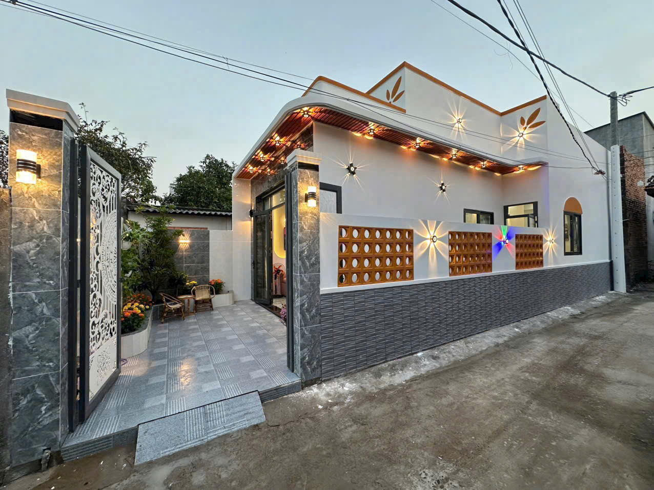 Nhà căn góc - Cấp 4 mới hoàn thiện cách Chợ Hưng Long 5p