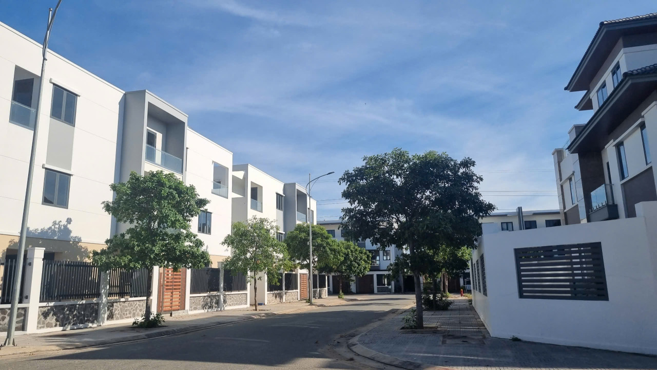 Cần bán căn nhà 1 trệt 2 lầu tại Bà Rịa City Gate, Long Hương, HCM