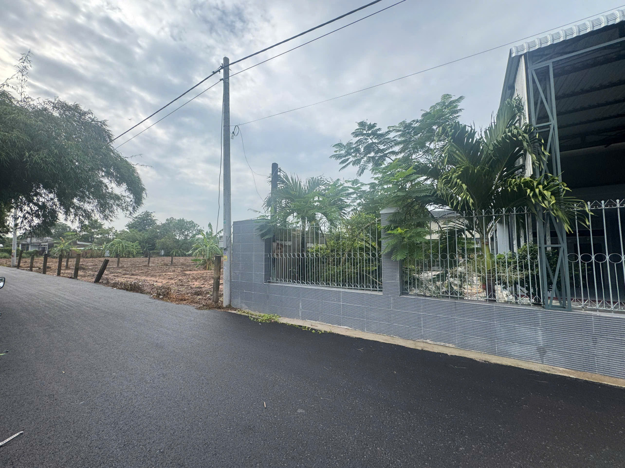 Bán đất +Nhà + xưởng Mt  có 600m thổ . Đường quốc lộ 55 . Ngay chợ Bông Trang