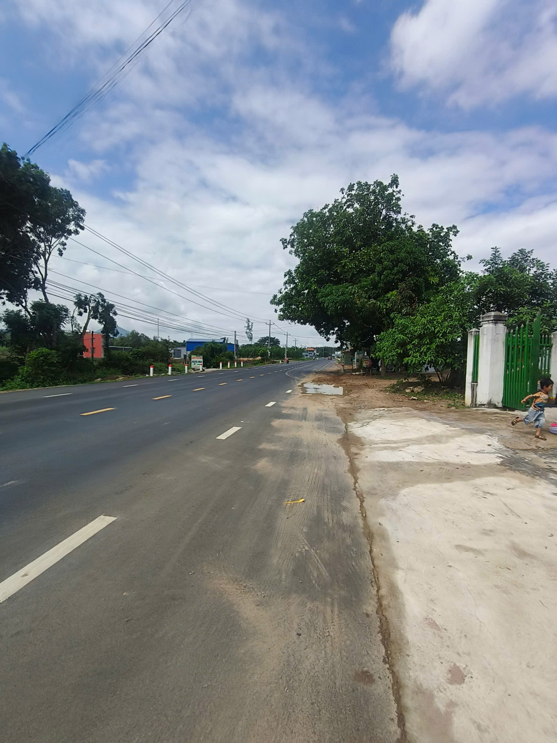 Bán đất Mt quốc lộ 55B . Có 200m2 thổ cư.  Xã sông phan . H hàm tân