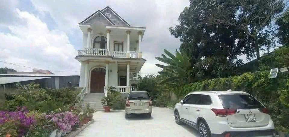 Bán biệt thự sân vườn 1 trệt 1 lầu 702m² ngang 12m giá 9 tỷ mặt tiền QL57 Phường Thanh Đức
