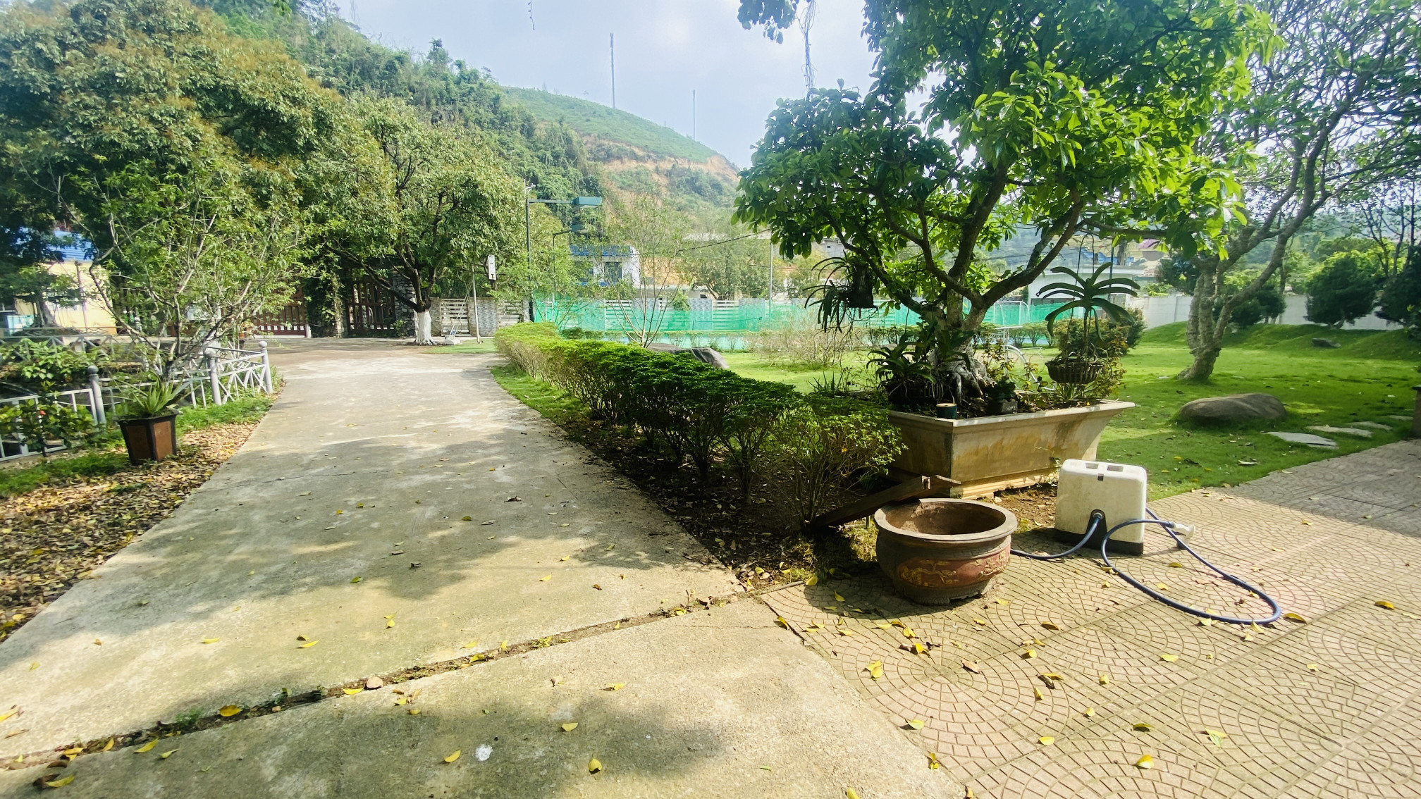 BÁN 4,4ha BÁM ĐƯỜNG QUỐC LỘ CÓ NHÀ VÀ HANG ĐỘNG