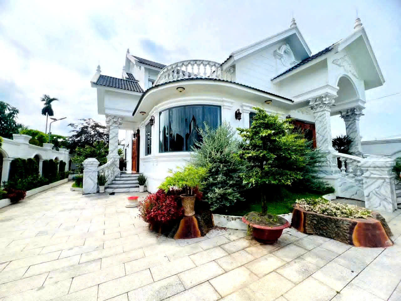 MẶT TIỀN Ql60, Châu Thành Bến Tre.Cần sang nhượng lại SIÊU BIỆT THỰ Sân Vườn ĐẲNG CẤP Top đầu.