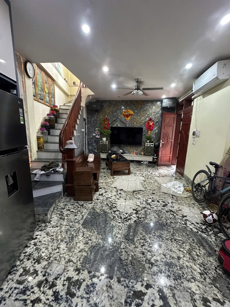Chính chủ cần bán nhà 33m2/1 tầng 
Nhỉnh hơn 3ty 1 xíu
3 tầng xây + 1 tầng tôn
Tke 3 ngủ 2 wc
Chính chủ đã đầu tư ốp lát bằng đá tự nhiên cao cấp
Nội thất mới tinh và sang trọng 
Hàng xóm xung quanh thân thiện 
Nguyện tặng toàn bộ đồ và nội thất ch