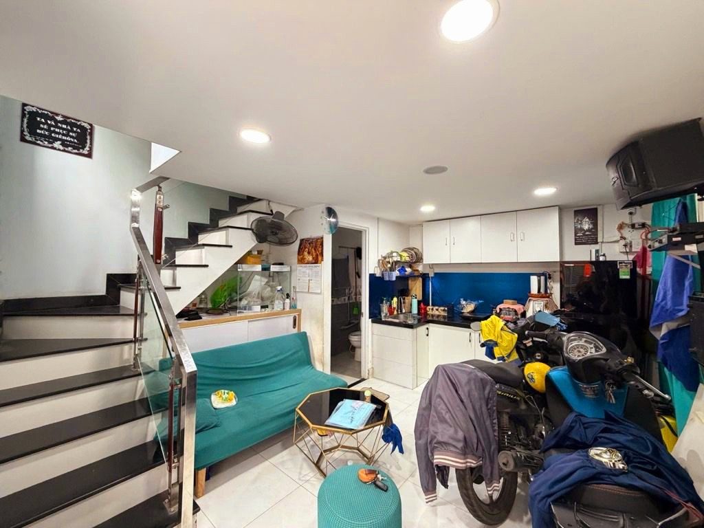 Căn góc 3 tầng,ngay bốn xã,sổ đẹp, hẻm xe hơi, chỉ 2đồng hơn.