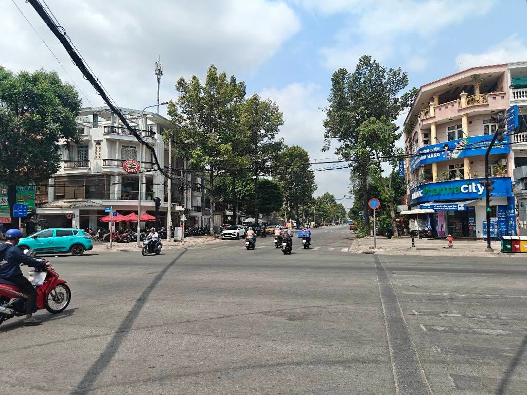 SIÊU PHẨM MẶT TIỀN KINH DOANH KHU TÊN LỬA 4 TẦNG ĐƯỜNG 12M NHIK 11 TỶ 
-Vị trí : Ngay sát AEON Mall Bình Tân, Bệnh viện Quốc tế City và Bến xe Miền Tây
-Tiện ích: Đường trước nhà 12m , lề đường 3m , khu vực dân trí cao, toàn nhà cao tầng đồng bộ.
-Diện
