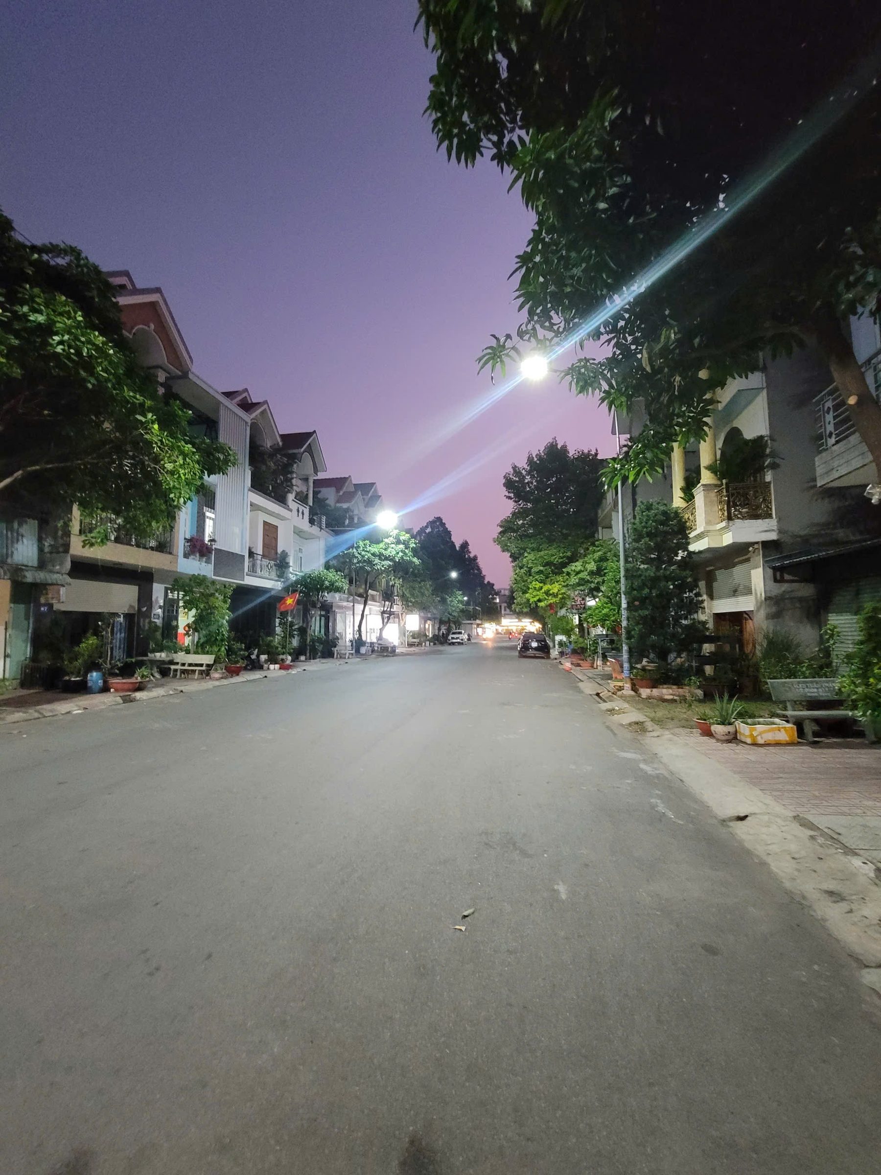 BÁN NHÀ KHU TOA XE LỬA DĨ AN.MTKD 72M2 HOÀN CÔNG CHỈ 6TI100