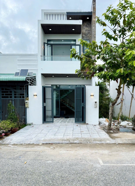 Bán nhà mặt tiền nằm trong khu dân cư An Bình, phường Rạch Giá, An Giang. Khu vực dân trí cao, an ninh tốt, đường rộng, thích hợp an cư lâu dài.