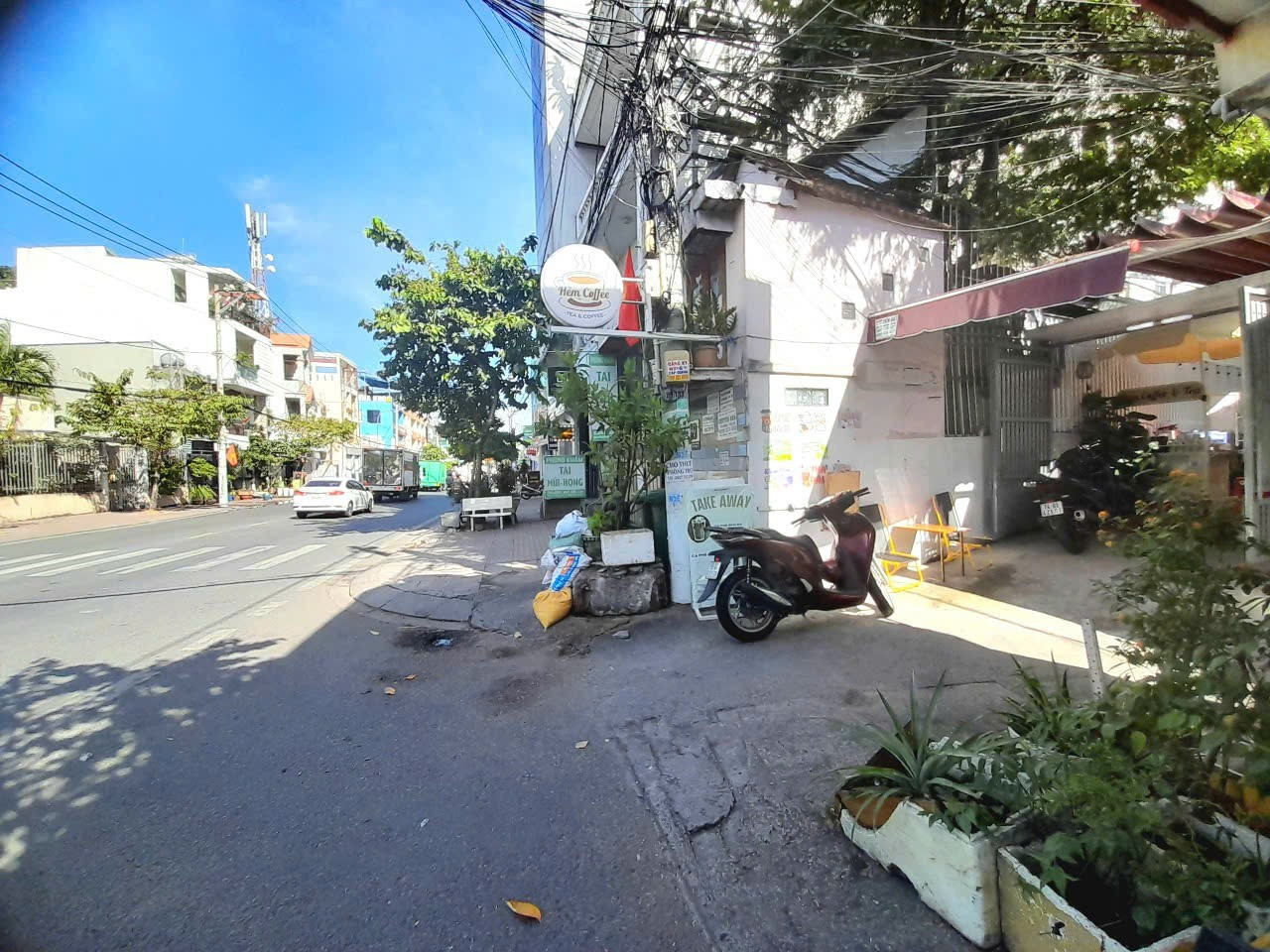 Bán nhà ngộp mặt tiền 3 lầu kinh doanh khu dân cư, sân rộng giá đầu tư