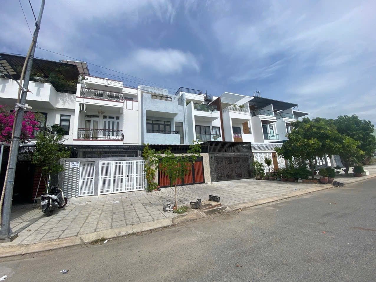 Bán nhà 3 tầng Mỹ Gia Gói 2 mặt tiền đường 27m(đường số 35) full nội thất gỗ tự nhiên
💎 Vị trí: mặt tiền đường chính gói 2 và 4 kết thông Võ Nguyên Giáp qua Phong Châu và kết nối Sun Vĩnh Thái
👉 Diện tích đất: 100m2 ngang 5 hướng Đông-Đông Bắc