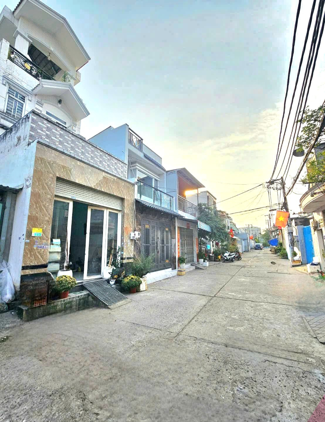 Nhà mới Bình Hưng Hòa_ Dt(48m2) _ nhỉnh 4ty_hẻm xe hơi thông