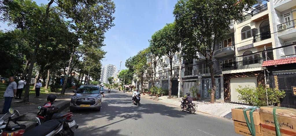 Bán nhà mặt tiền đường số 44 (4m x 20m x 4 tầng) giá 13.6 tỷ Phường Bình Phú