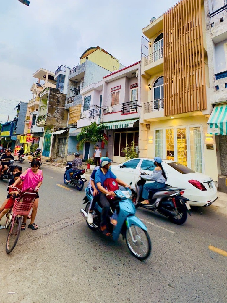 Ngang 3 tỷ - bán nhà đẹp lung linh 3 tầng mặt tiền đường Lê Thúc Hoạch - giáp Tân Phú