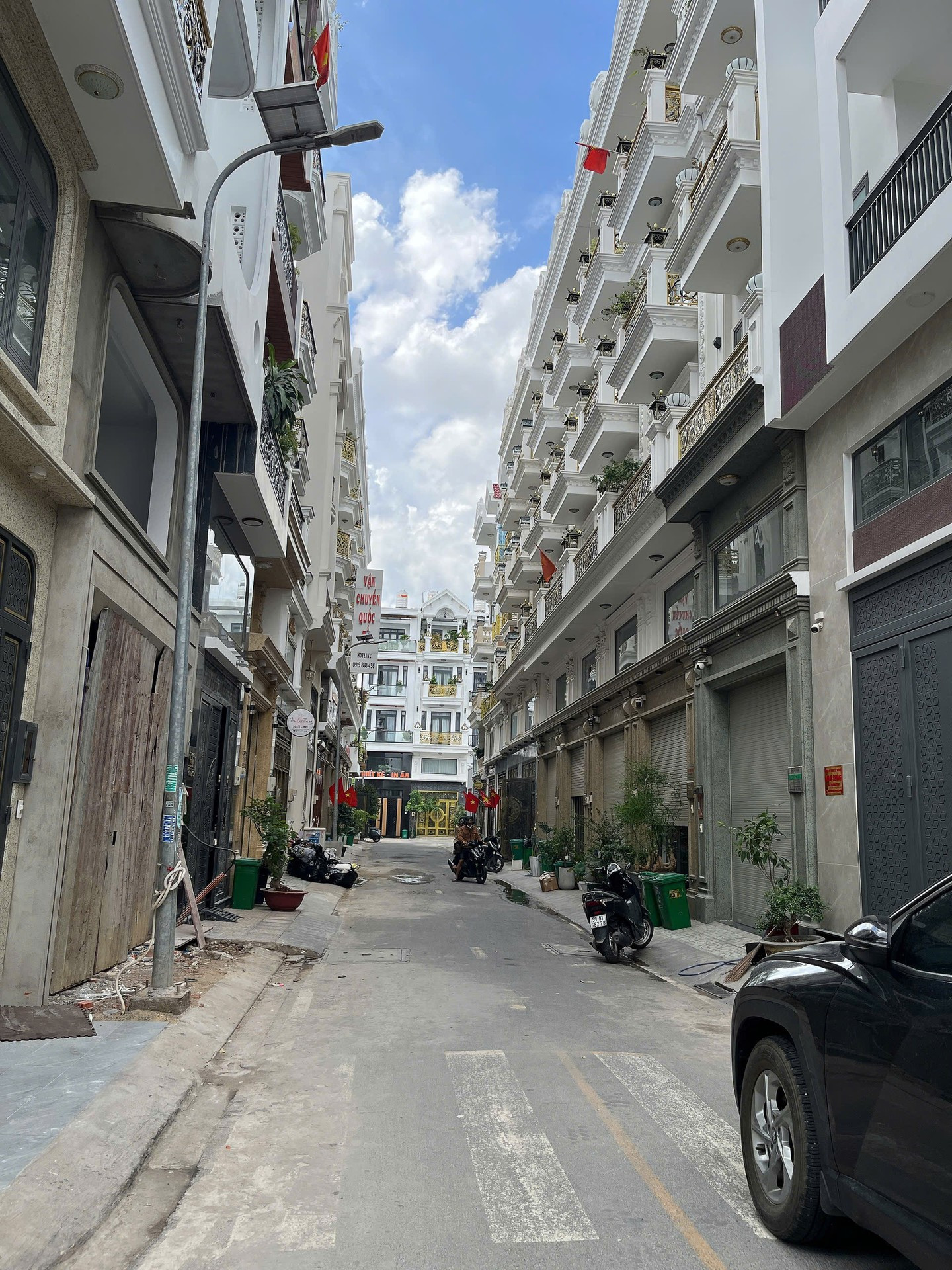 BÁN NHÀ MỚI ─ KHU PHÂN LÔ ĐS6 ─ GẦN CHỢ BÌNH THÀNH ─ 80M2 (4x20) ─ 5 TẦNG, HẺM 8M ─ 7TY750