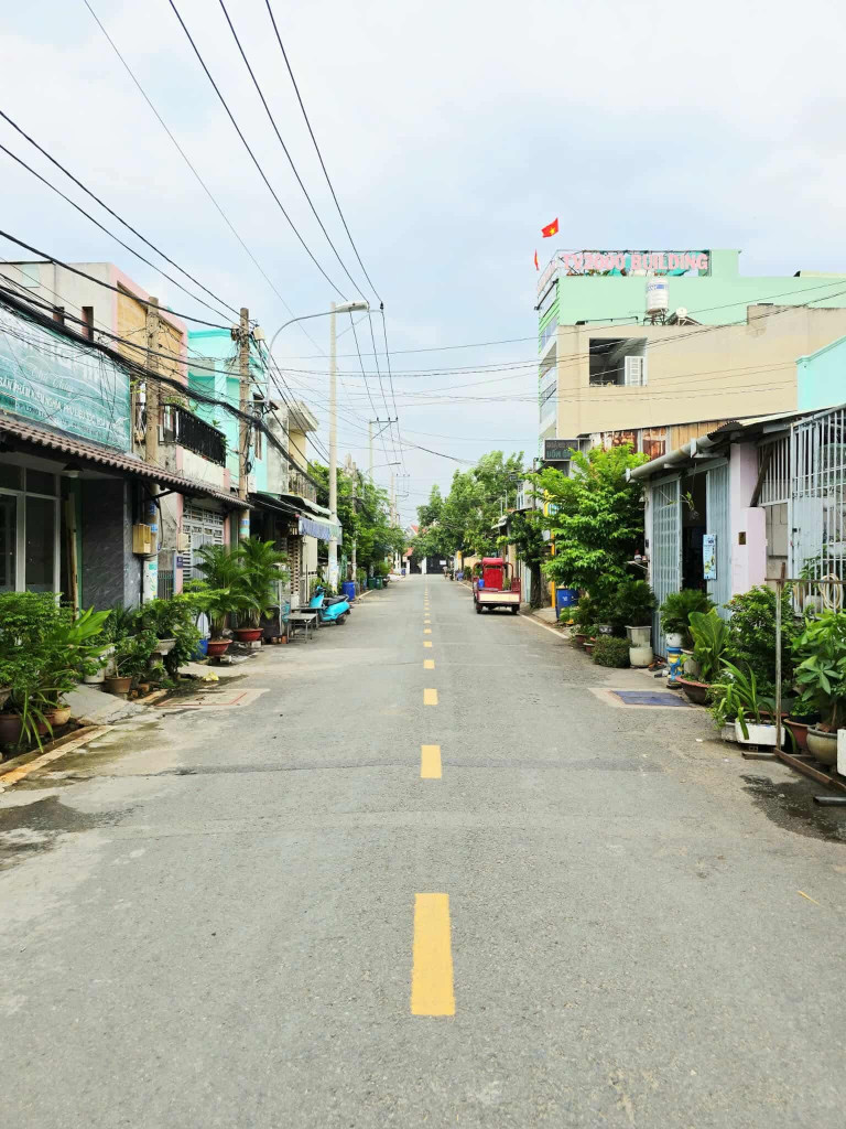 NHÀ PHỐ 118m2, 4 TẦNG, NGANG 5.4M, MẶT TIỀN ĐƯỜNG, NGAY UBND P. LONG TRƯỜNG.