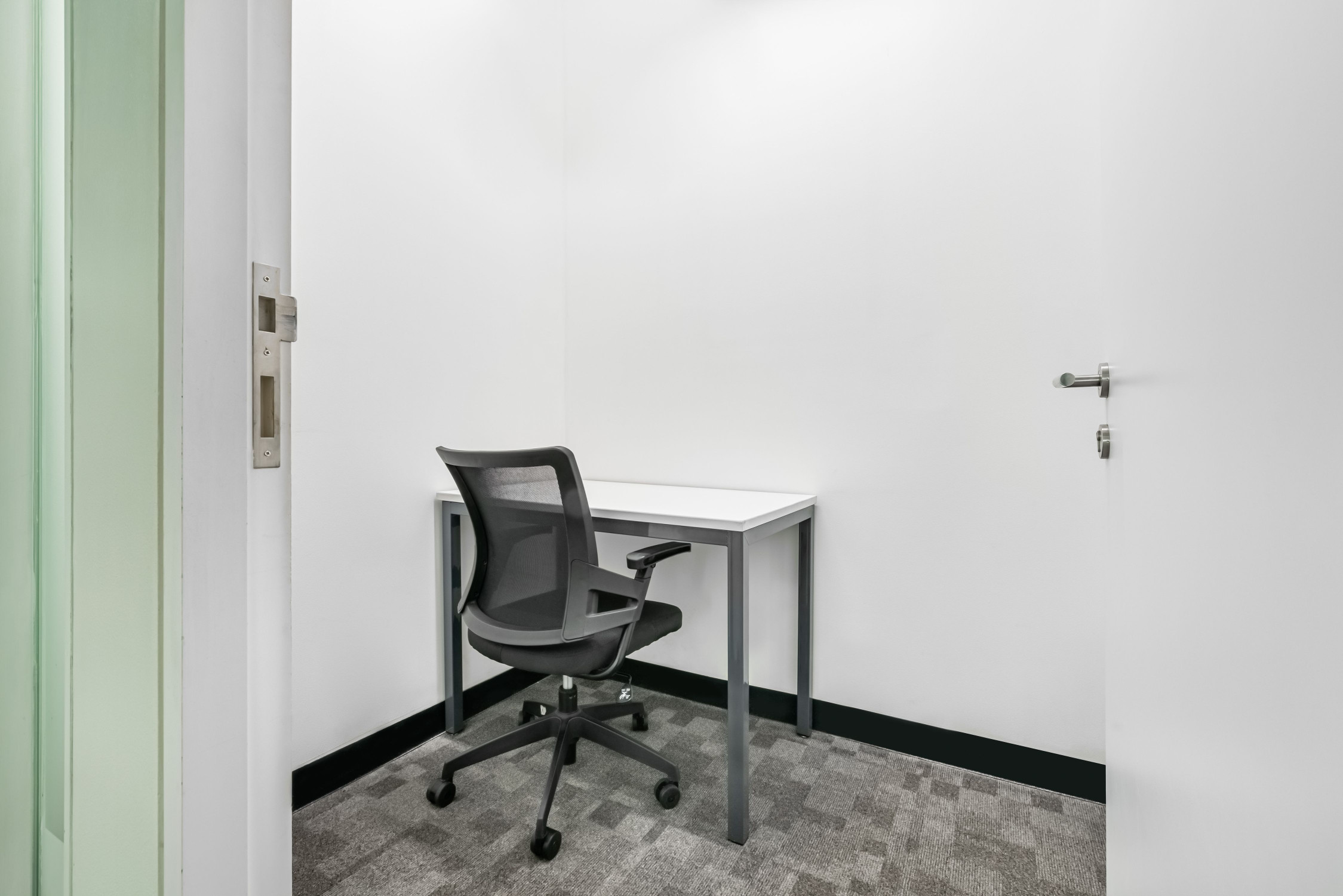 Không gian văn phòng được thiết kế chỉn chu đến từng chi tiết tại Regus M-Building dành cho 1 người.