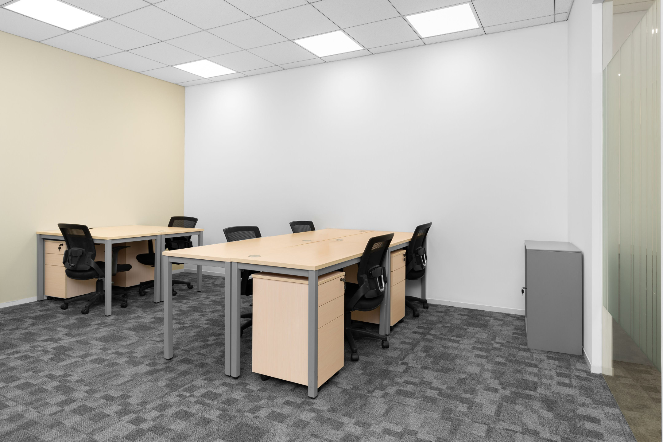 Trọn gói quyền sử dụng không gian văn phòng chuyên nghiệp cho 5 người tại Regus M-Building