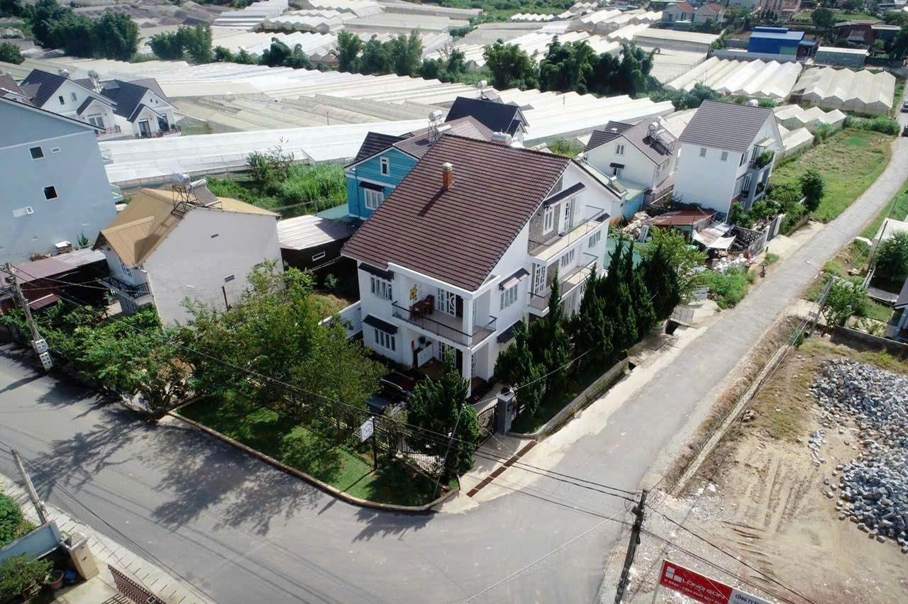 BÁN VILLA ĐẸP HAI MẶT TIỀN ĐƯỜNG VẠN HẠNH, MAI XUÂN THƯỞNG, PHƯỜNG LÂM VIÊN, ĐÀ LẠT. DT: 369 M2 , GIÁ: 26 TỶ. LH: 0908748495 OR 0967668495