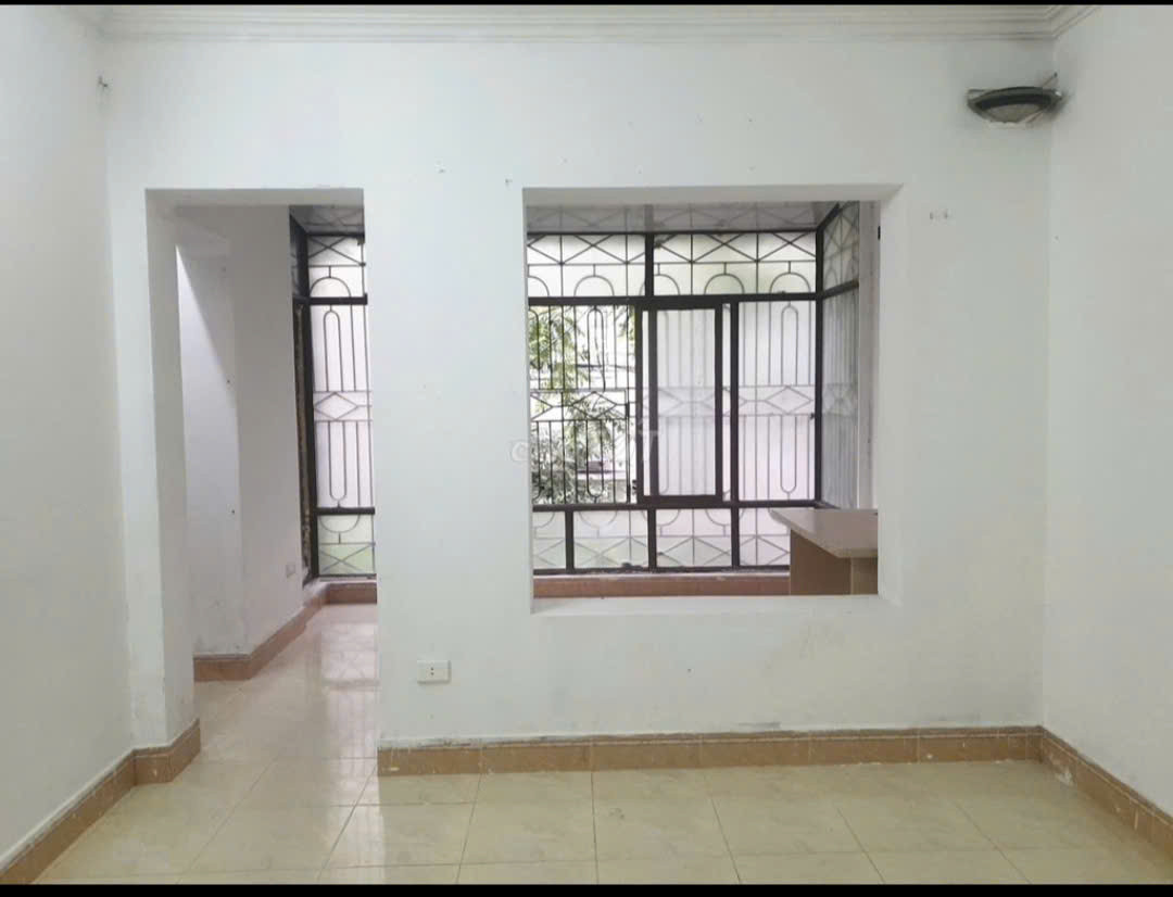 Cho thuê nhà Tập thể tầng 3 Tạ Quang Bửu, 40m2, 1 ngủ, 1 vệ sinh, 6.5 Triệu ở gđ, sinh viên