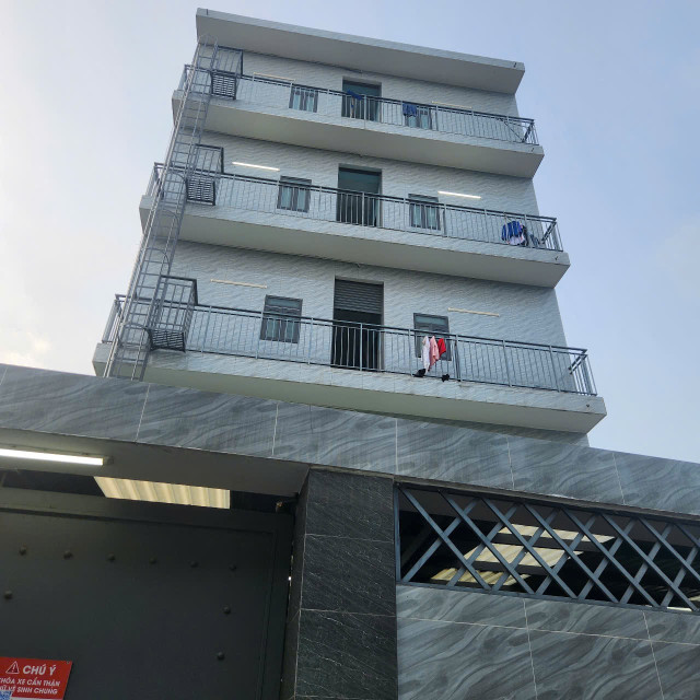 Bán nhà 2mt trước sau Full thổ cư. Có nhà và 28 căn hộ. Thu nhập 75 triệu/ tháng