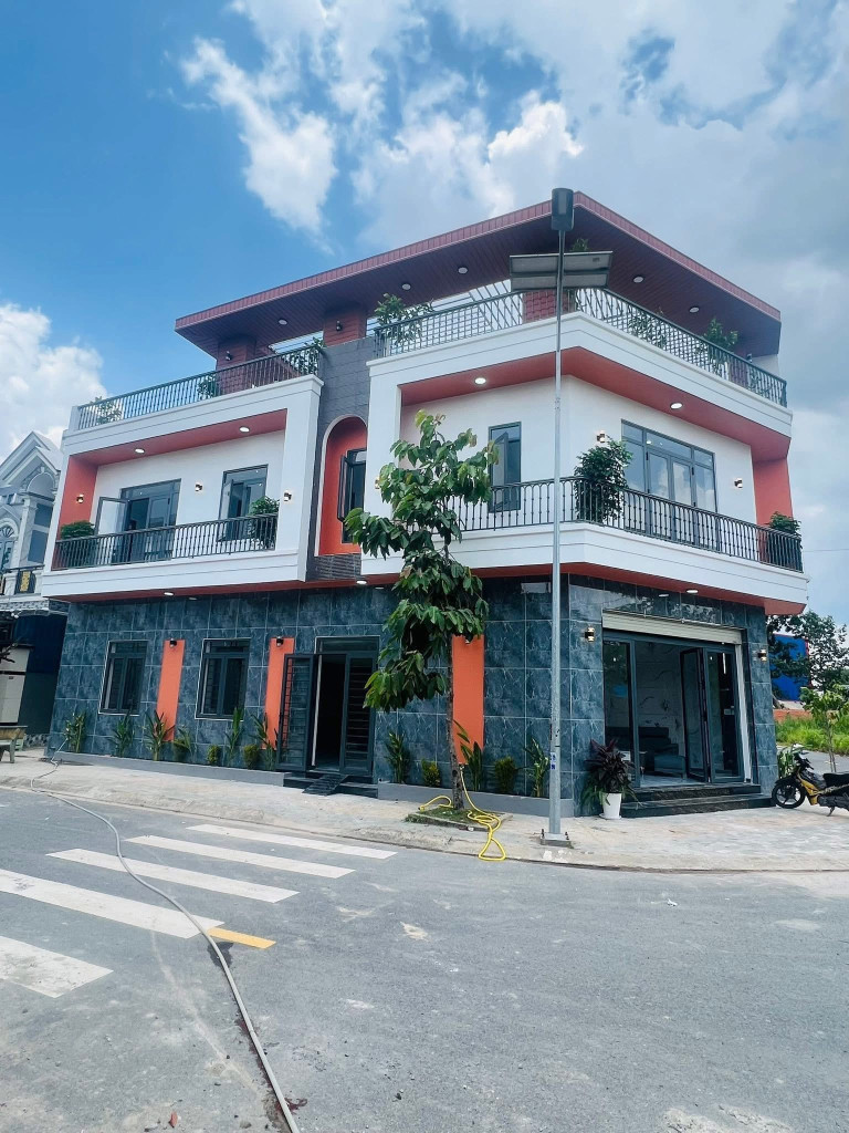 BÁN NHÀ GÓC 2 MẶT TIỀN ĐỐI DIỆN CÔNG VIÊN