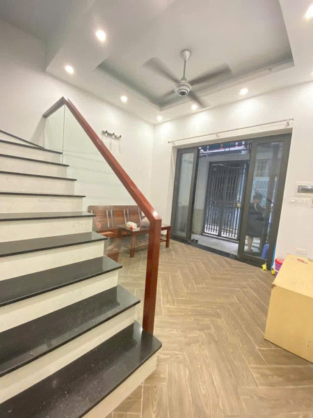 Cho thuê nhà ngõ 147 Tân Mai,  70m² x 2 tầng, gồm 3 phòng ngủ, 13 triệu/tháng