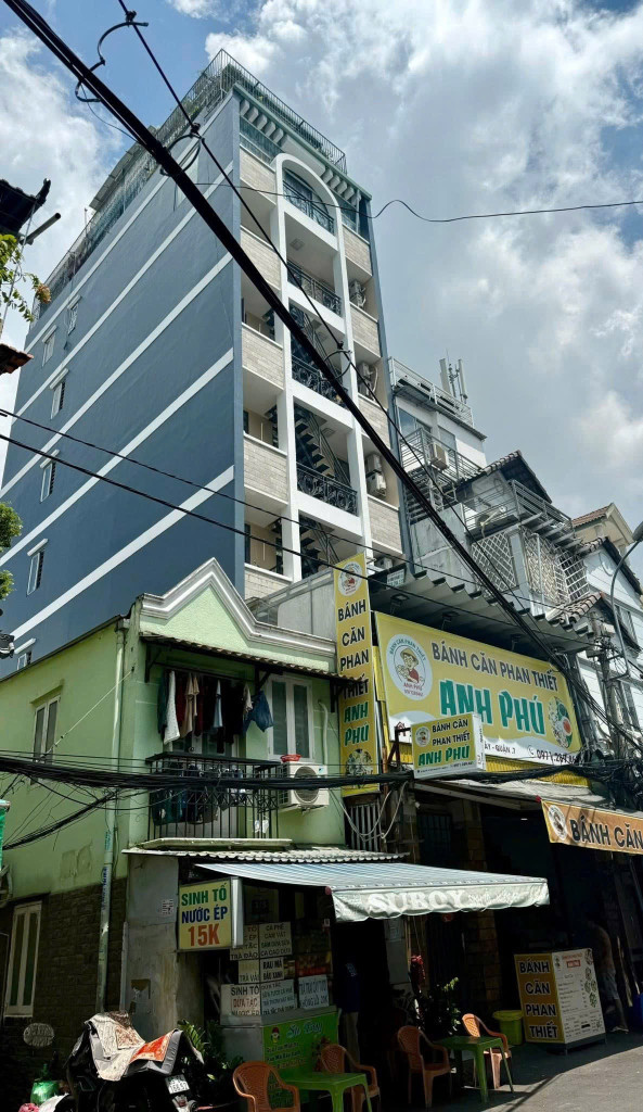 🏢 Bán căn hộ dịch vụ – 20 Tân Mỹ, P. Tân Thuận Tây, Q7  • DT: 5.25 x 13.3m – CN: 70.1m²  • XD: 7 tầng, tổng sàn 414.56m²  • Gồm 15 phòng + mặt bằng trệt cho thuê  • Thu nhập: 80tr/tháng (chủ ở & kinh doanh)  • Hướng: Đông  • Sổ hồng riêng