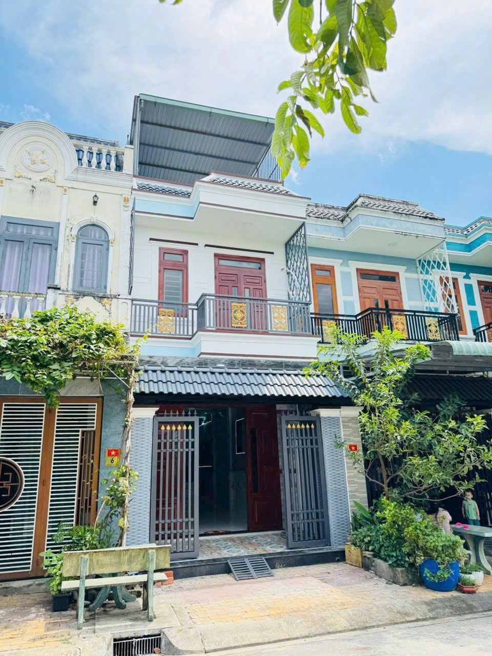 Nhà 1 trệt 1 lầu 1 sân thượng - tặng nội thất