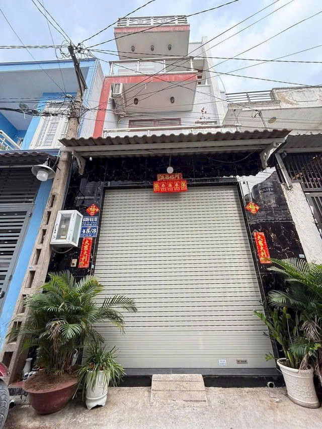 Giá mềm nhất quận 12: 4,75 tỷ - Tân Thới Hiệp 21--dt 4x12 trệt 3 lầu mái đúc -phòng khách, bếp, phòng thờ, phòng giặt, 3 phòng ngủ, 3 wc 
- LH: 077 888 5818 -077 478 5818 CHUYÊN BĐS SÀI GÒN