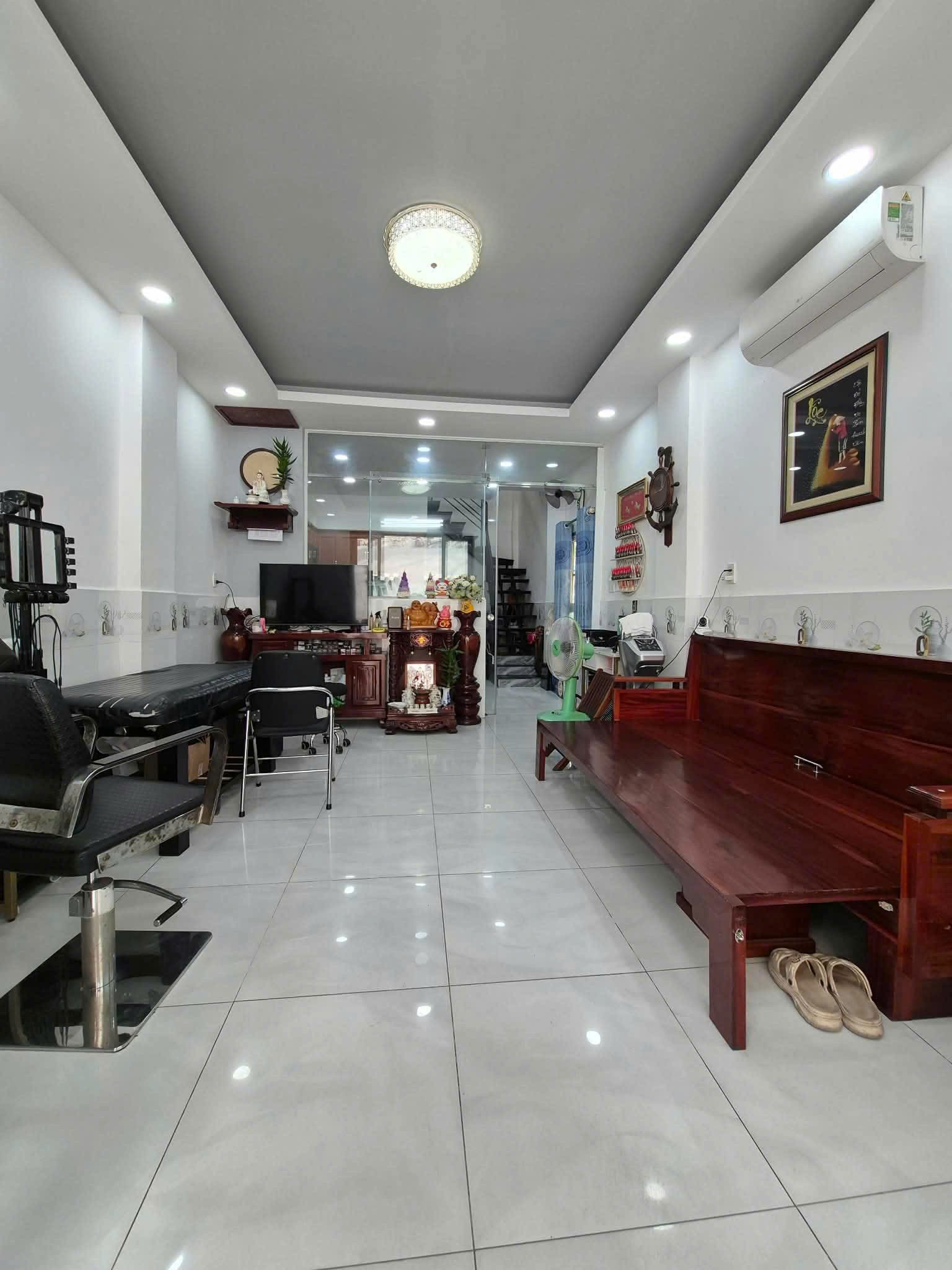 Nhà rộng cạnh mặt tiền, gần Vietcombank Tây Thạnh, 3.9 tỷ