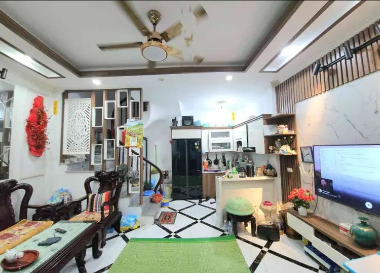 BÁN NHÀ PHỐ THẠCH BÀN VÀI BƯỚC RA MẶT PHỐ CHỈ 8 ĐỒNG