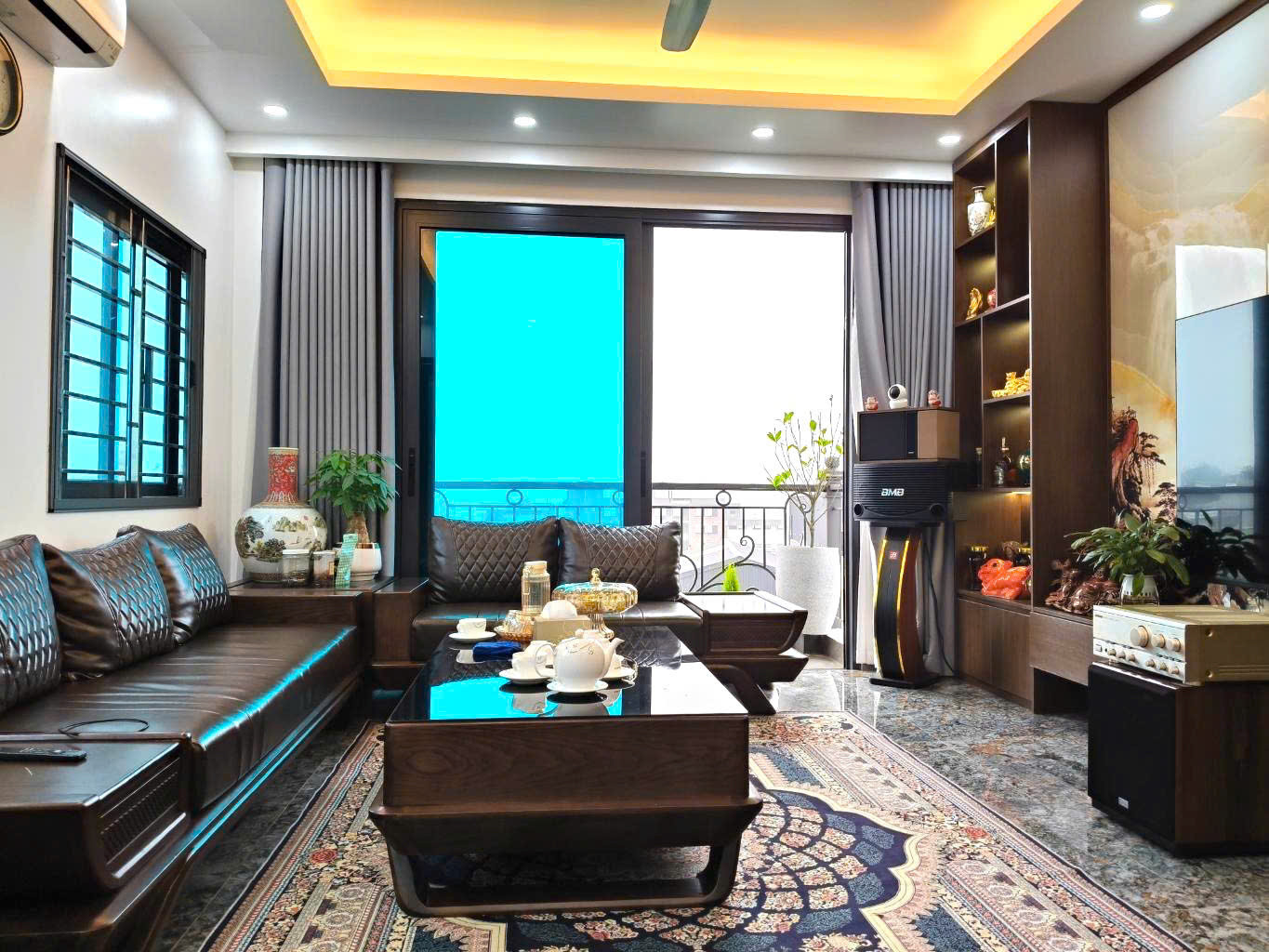 Bán nhà phố Thạch Bàn cách 1 nhà ra phố, ô tô vào nhà. DT: 65m, 7,5 tầng, MT: 4,3m chào giá: 15,3tỷ