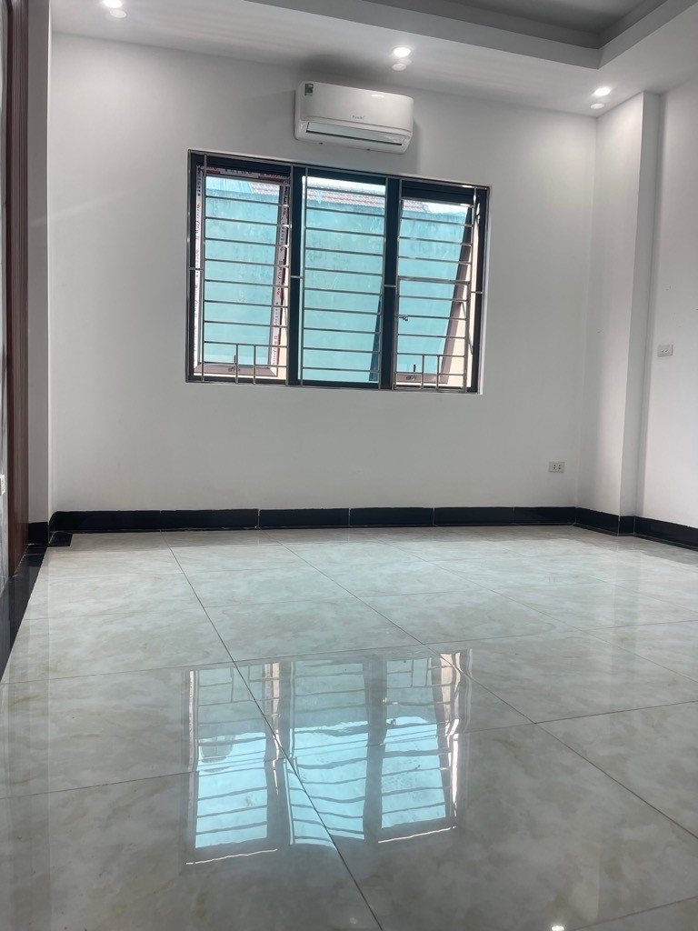 Duy nhất 1 căn !!! chỉ nhỉnh 4 tỷ nhà 30m x 6T Thạch Bàn cách 1 nhà ra oto, sổ đẹp, nhanh tay LH 0936123469