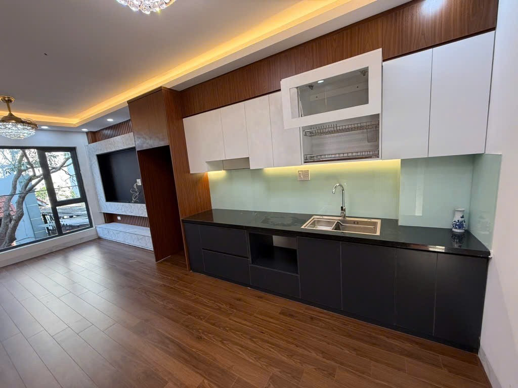 Bán nhà Thạch Bàn. 40m2 * 6 tầng * 7,5 tỷ. full nội thất, gara ô tô, thang máy