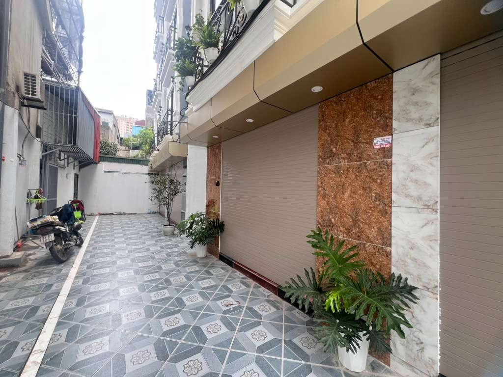 Bán nhà ở tại Thạch Bàn quận Long Biên gần cầu Vĩnh Tuy diện tích rộng 30m xây 5 tầng 6 tỷ