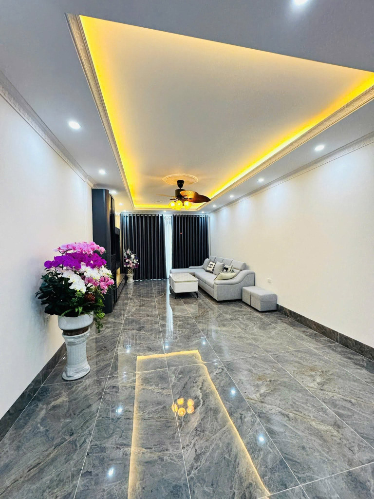 THẠCH BÀN DT 40M x 6T THANG MÁY, FULL NỘI THẤT GIÁ CHÀO 8.65 TỶ