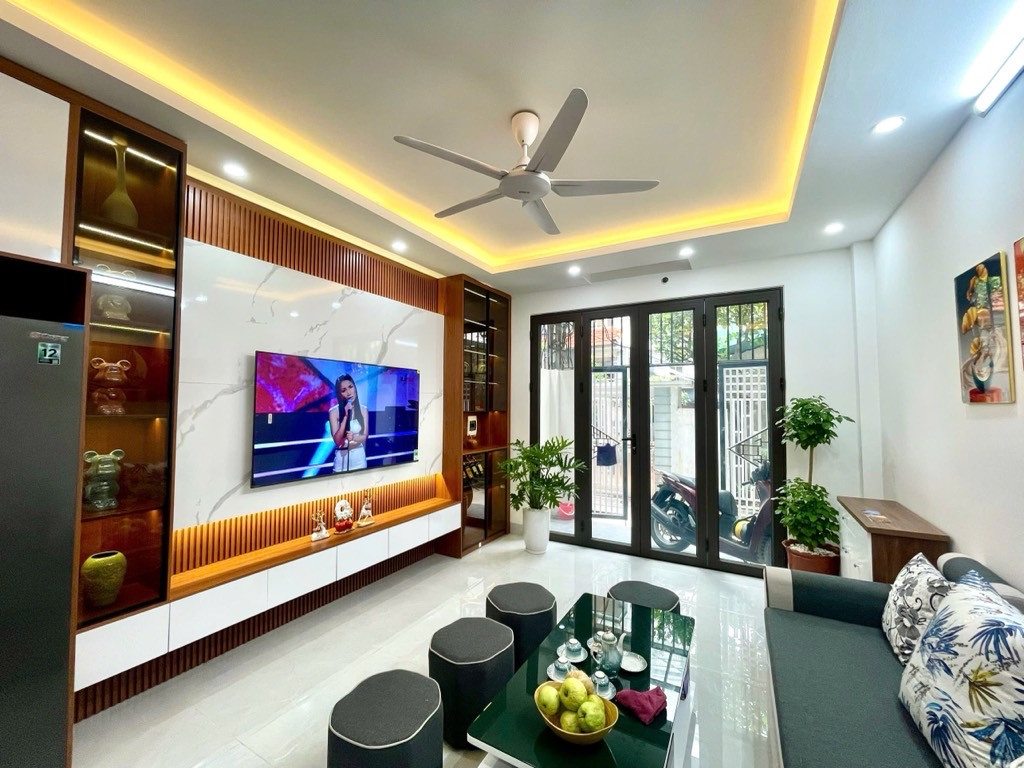 ## 🔥 **Bán Nhà Thạch Bàn, Long Biên 5T, 41m2 chỉ 7,9 tỷ (ngõ thông trước nhà)!** 🔥